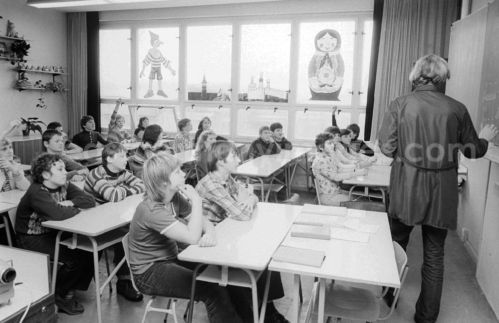 GDR picture archive: Berlin - In Russian lessons in the 7th class in Berlin, the former capital of the GDR, German democratic republic