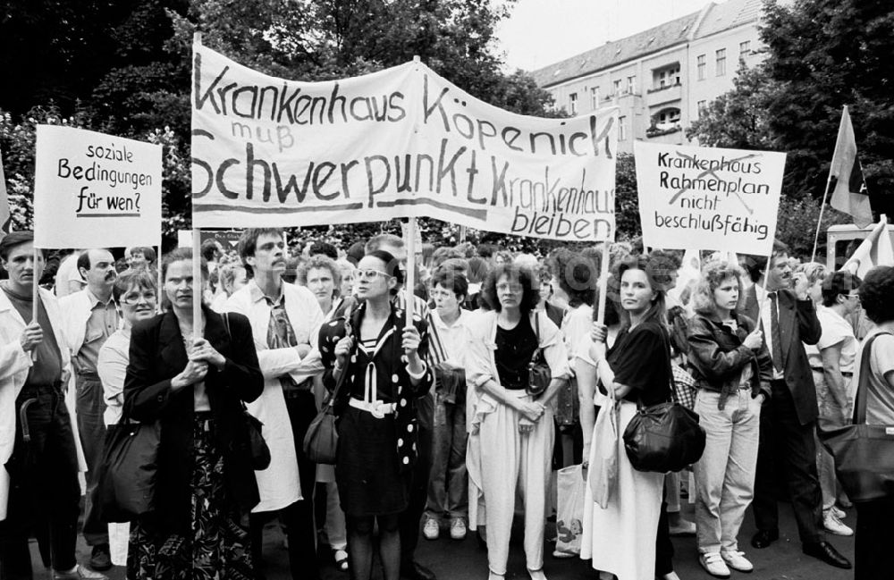 GDR picture archive: Berlin - Schöneberg - Ärzte-Demo vor Rathaus Schöneberg