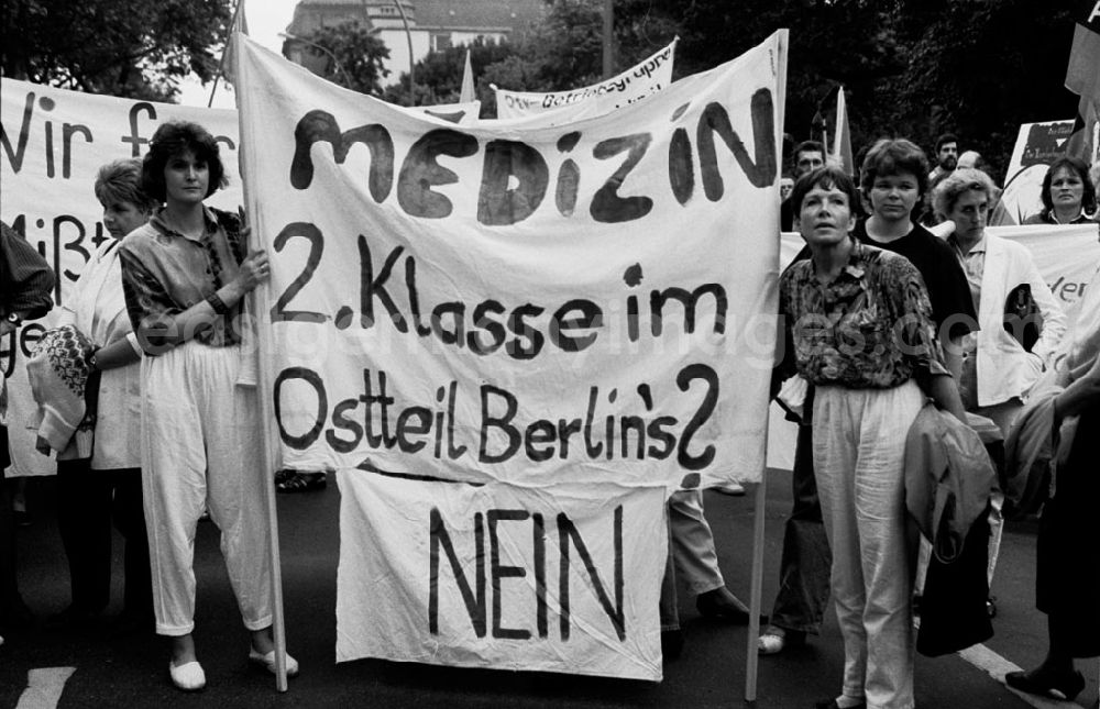 Berlin - Schöneberg: Ärzte-Demo vor Rathaus Schöneberg