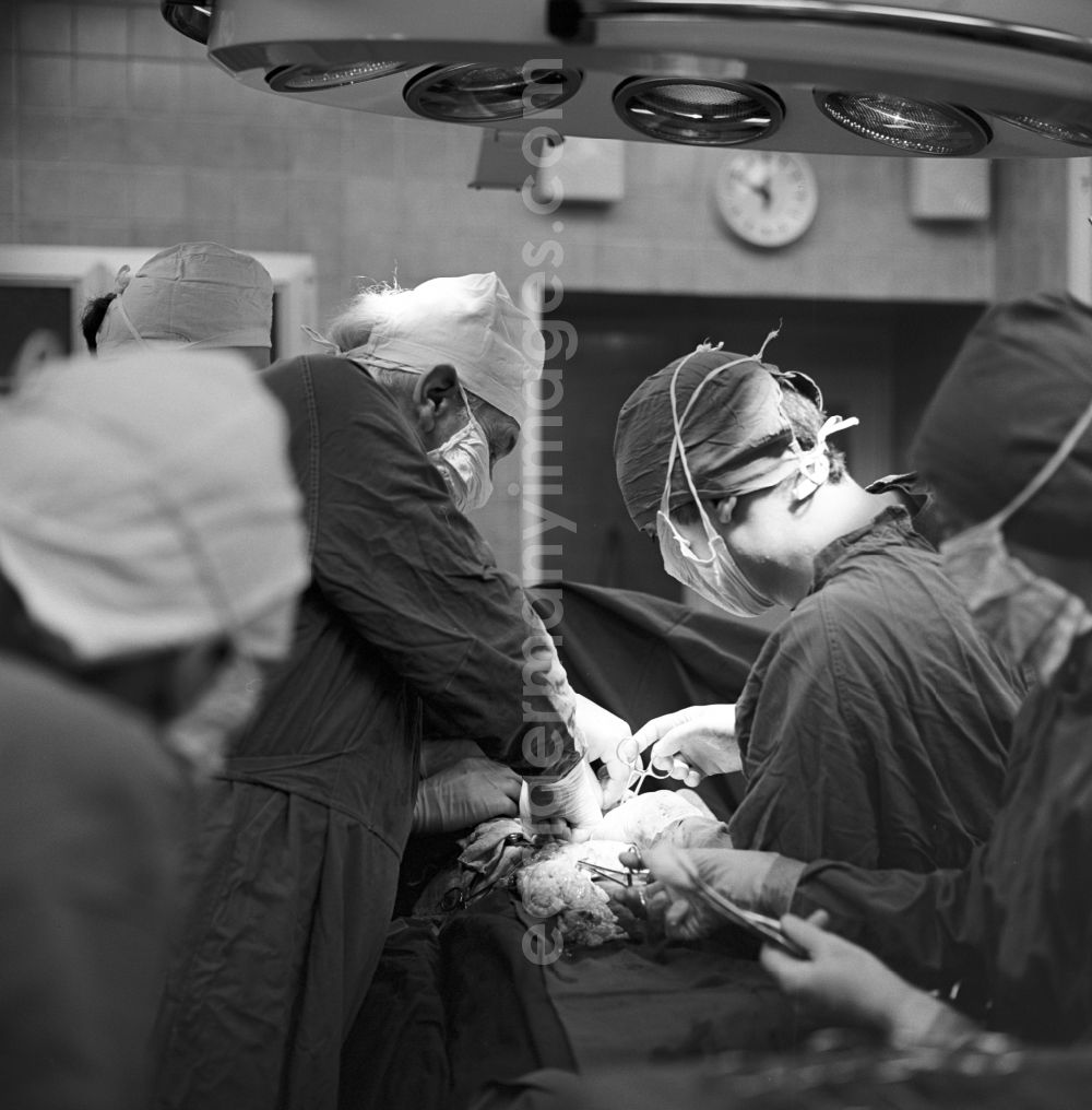 Dresden: Doctors and nurses during an operation in the operating theater at the hospital Dresden-Friedrichstadt in Dresden in today's state of Saxony