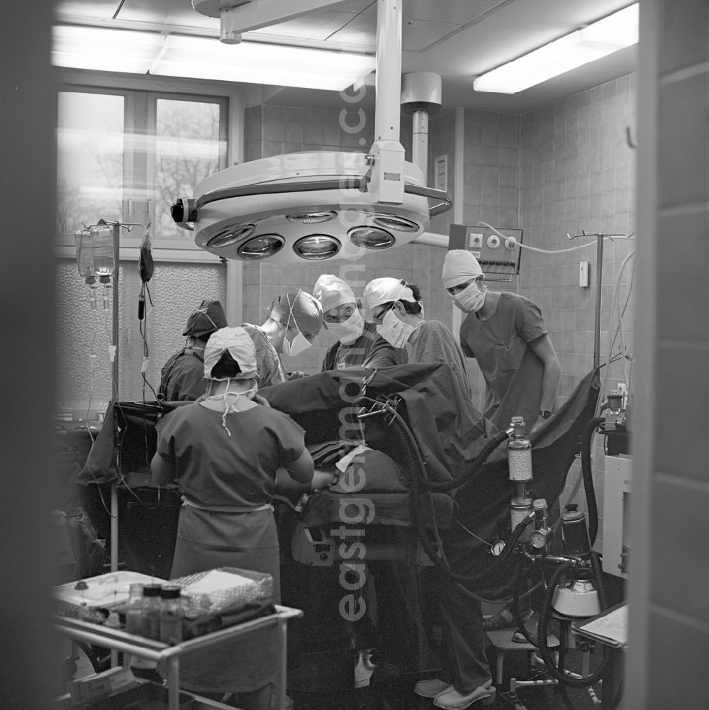 GDR image archive: Dresden - Doctors and nurses during an operation in the operating theater at the hospital Dresden-Friedrichstadt in Dresden in today's state of Saxony