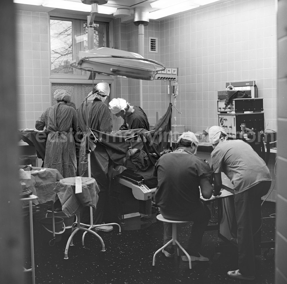 GDR photo archive: Dresden - Doctors and nurses during an operation in the operating theater at the hospital Dresden-Friedrichstadt in Dresden in today's state of Saxony