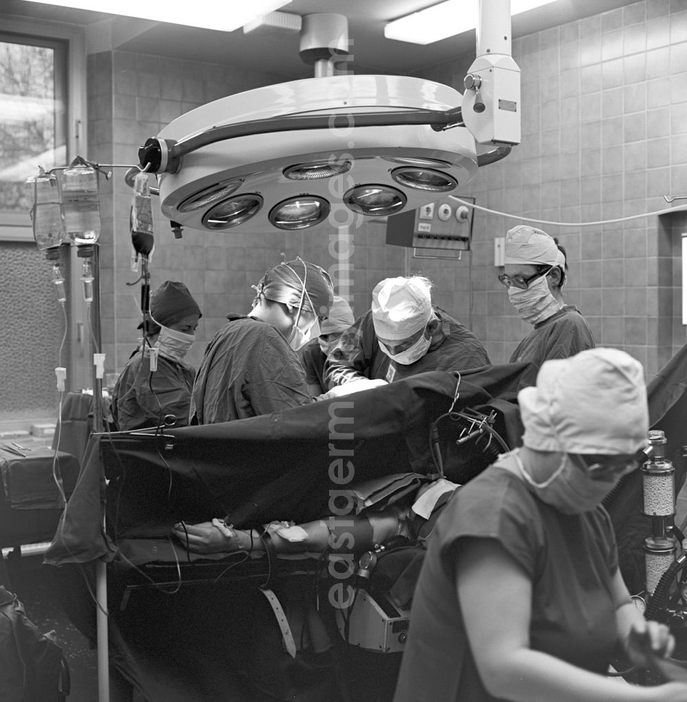 GDR picture archive: Dresden - Doctors and nurses during an operation in the operating theater at the hospital Dresden-Friedrichstadt in Dresden in today's state of Saxony