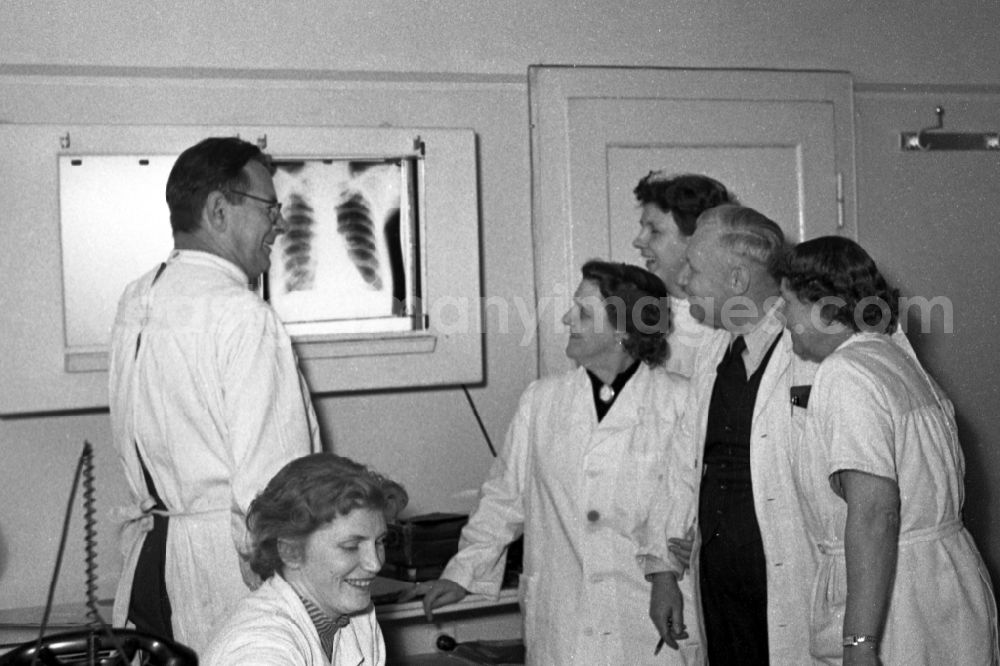 GDR photo archive: Schkopau - Doctors and sisters of the company outpatient clinic of the Buna - works in Schkopau in the federal state Saxony-Anhalt in the area of the former GDR, German democratic republic