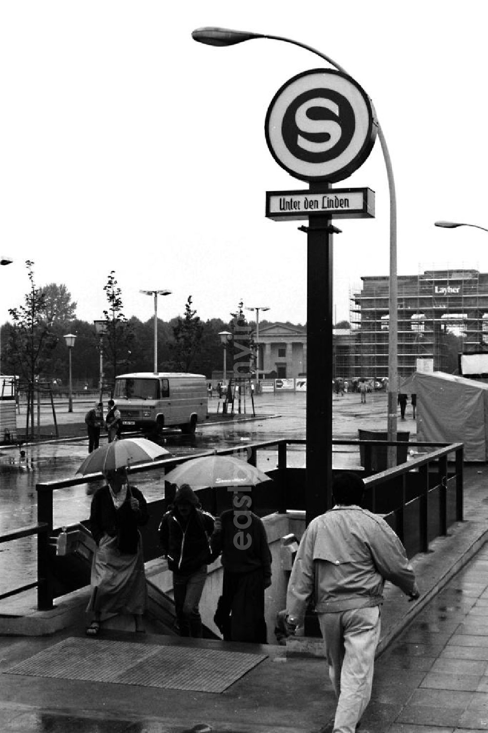 GDR photo archive: Berlin-Mitte - Eingang zum S-Bahnhof Unter den Linden am Pariser Platz, im Hintergrund das Brandenburger Tor mit Gerüst.