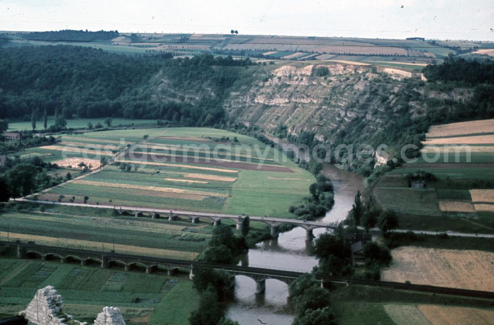 GDR photo archive: Bad Kösen - Blick von der Rudelsburg auf die Saalebrücken (Straßenbrücke und Eisenbahnbrücke) Saaleck. View from the castle Rudelsburg of the Saalebridges Saaleck.