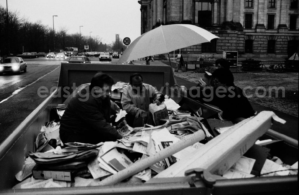 GDR photo archive: - Sache im Müllcontainer am Reichstag Umschlagnummer: 7311