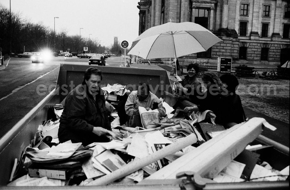 GDR picture archive: - Sache im Müllcontainer am Reichstag Umschlagnummer: 7311