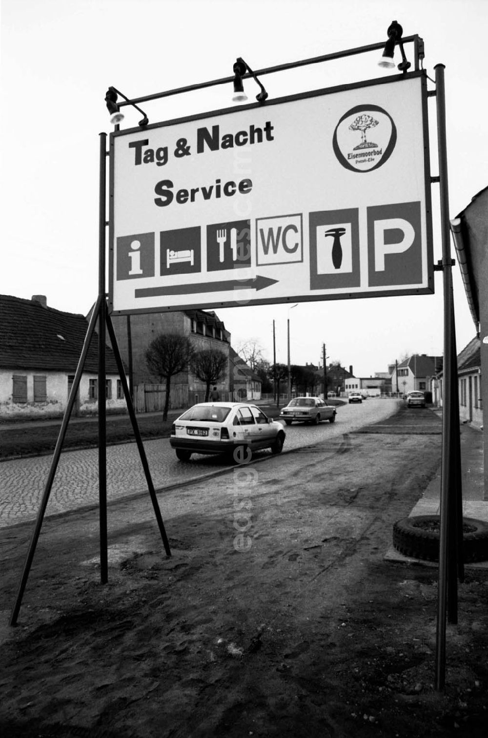 GDR image archive: Sachsen-Anhalt - Sachsen-Anhalt, Versammlung, Straßenschild, Flaschen, Portrait, Krahn, Winterlandschaft
