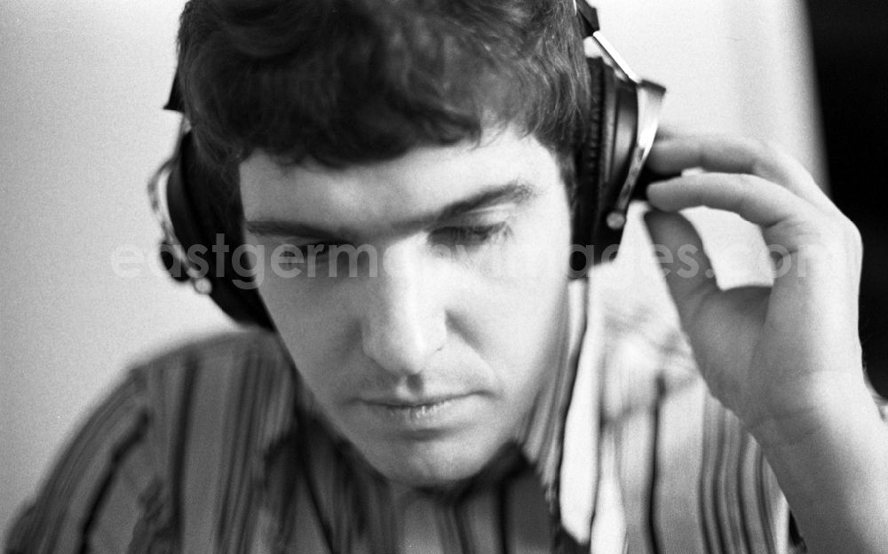 GDR picture archive: Berlin - Portrait shot of the singer and musician Frank Schoebel in Berlin, the former capital of the GDR, German Democratic Republic