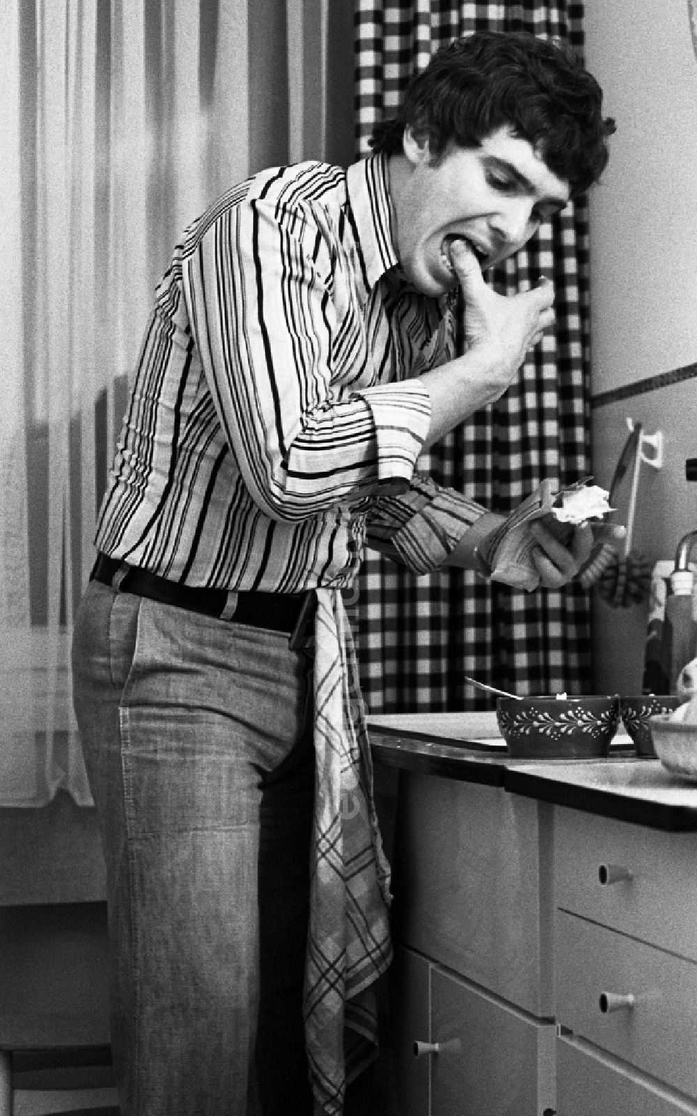 GDR photo archive: Berlin - Portrait shot of the singer and musician Frank Schoebel in the kitchen of his apartment doing housework in the district Mitte in Berlin Eastberlin, the former capital of the GDR, German Democratic Republic