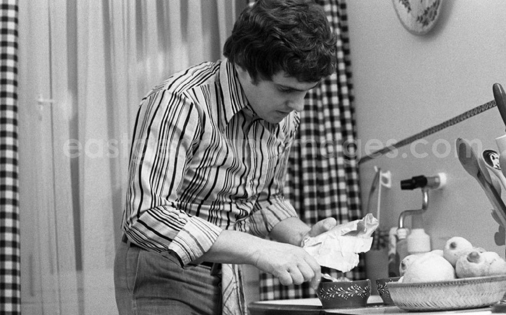 GDR picture archive: Berlin - Portrait shot of the singer and musician Frank Schoebel in the kitchen of his apartment doing housework in the district Mitte in Berlin Eastberlin, the former capital of the GDR, German Democratic Republic
