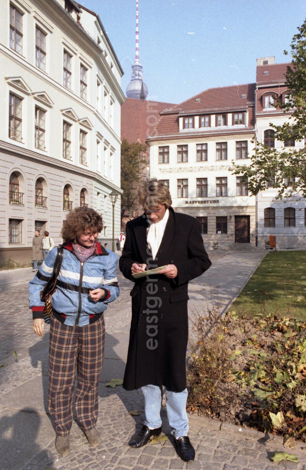 GDR photo archive: Berlin - Portrait shot of the singer and musician Roland Kaiser distributing autographs in Berlin Eastberlin on the territory of the former GDR, German Democratic Republic