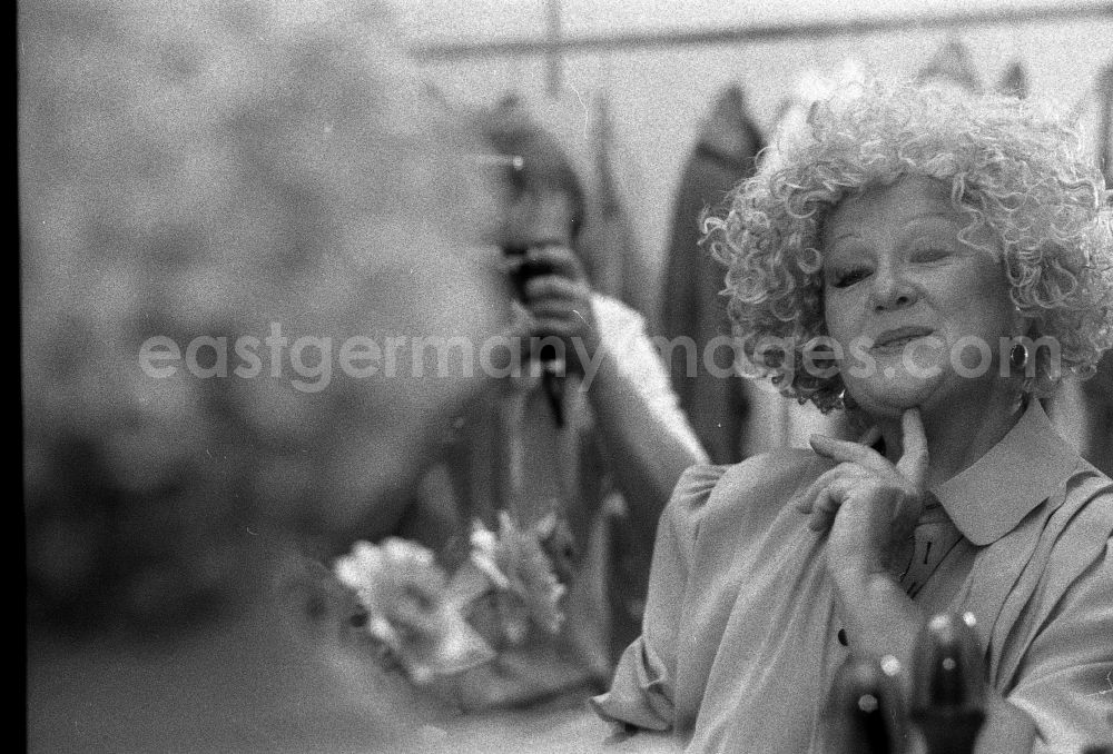 GDR photo archive: Berlin - Portrait of the singer and musician Helga Hahnemann in the dressing room for the television format Kessel Buntes in the Palace of the Republic in the Mitte district of Berlin East Berlin in the area of the former GDR, German Democratic Republic
