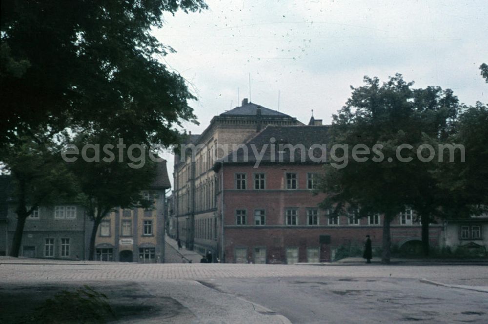 GDR picture archive: Naumburg - Grundschule Salztorschule am Kramerplatz in Naumburg. School Salztorschule at the street Kramerplatz in Naumburg.