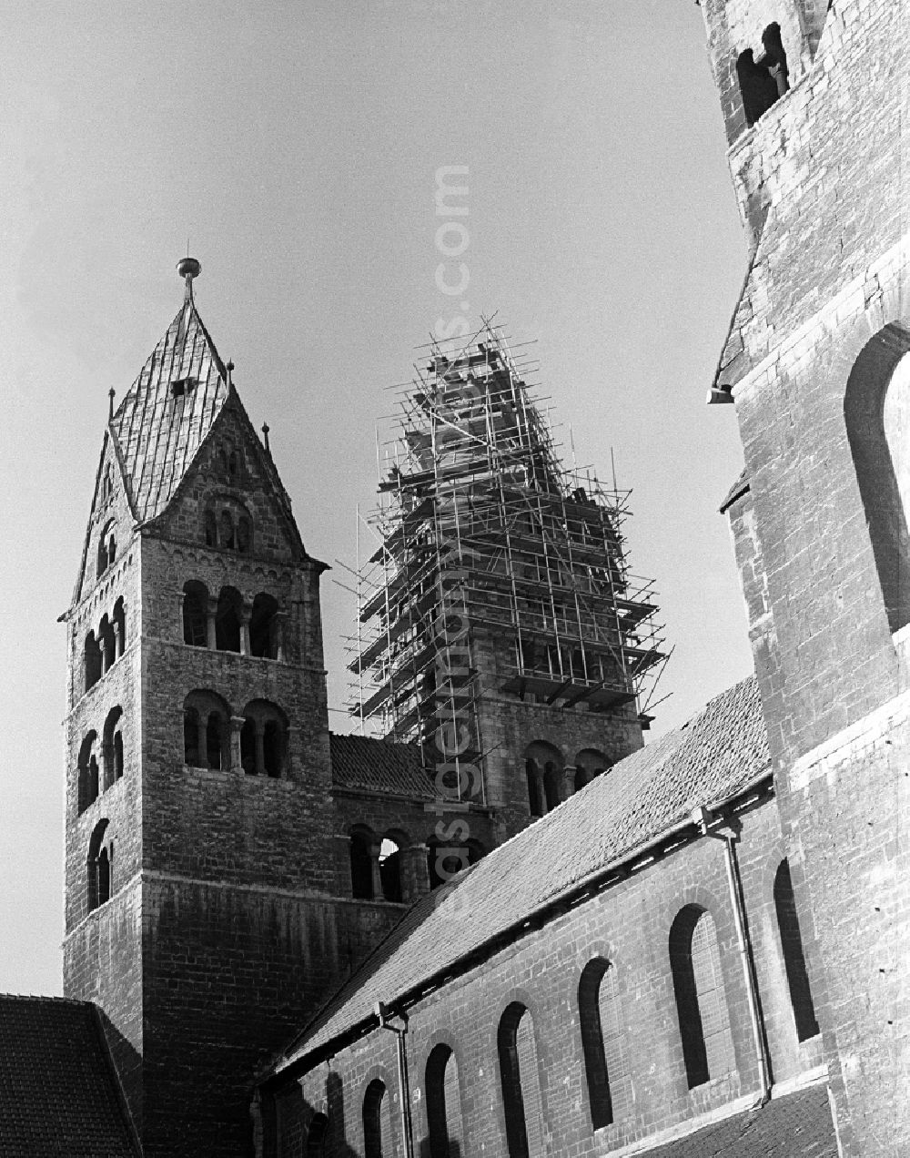 GDR image archive: Halberstadt - Restauration of bell tower of the sacred building of the church Liebfrauenkirche in Halberstadt in the state Saxony-Anhalt on the territory of the former GDR, German Democratic Republic