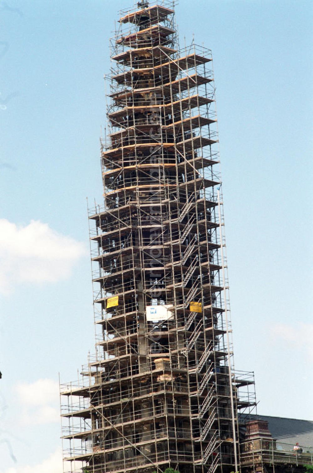 GDR picture archive: Berlin - Sanierungsarbeiten an der Zionskirche in Berlin-Mitte. Im Bild der eingerüstete Kirchturm.