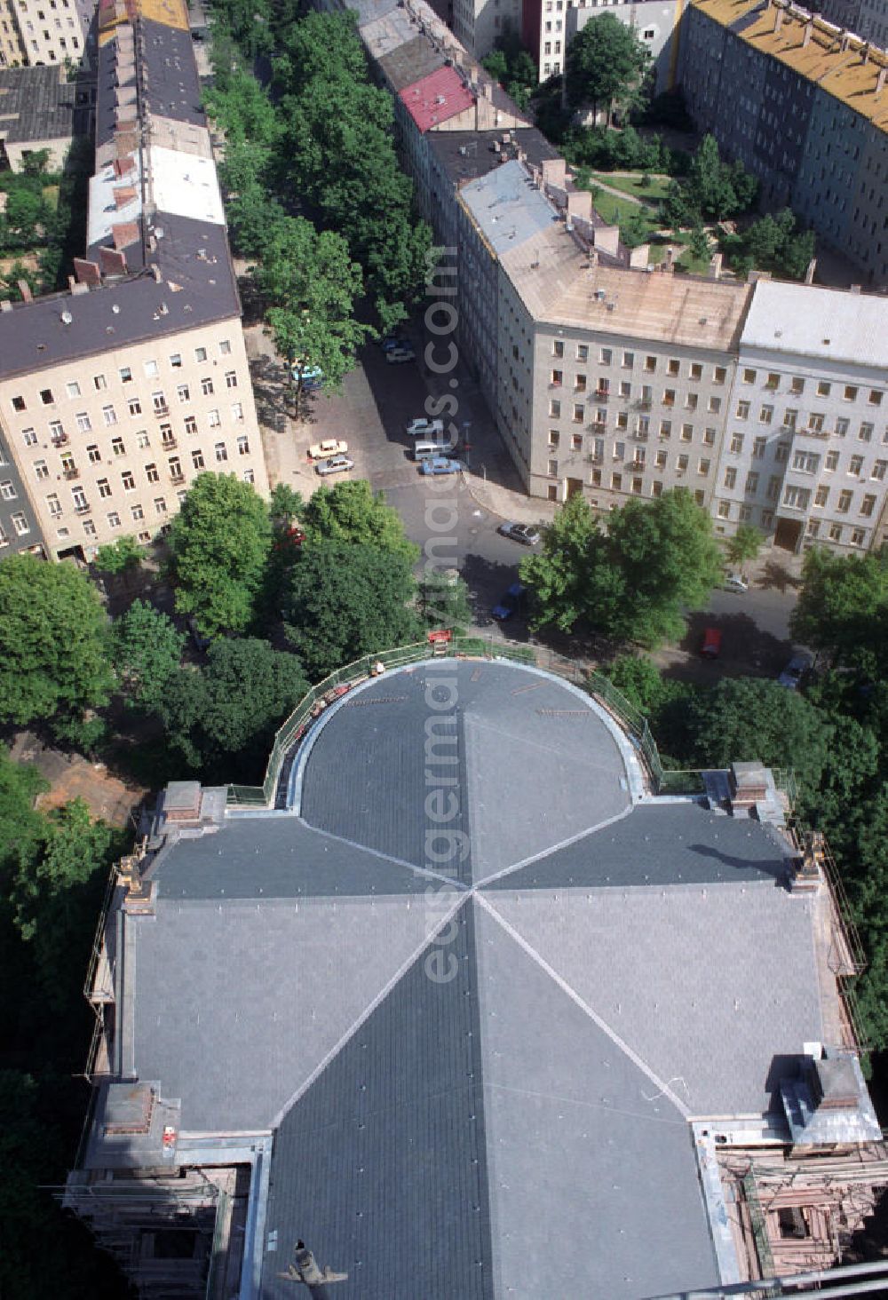 Berlin: Sanierungsarbeiten an der Zionskirche in Berlin-Mitte. Blick vom Turm auf das Dach der Kirche / Chor und die Swinemünder Strasse.