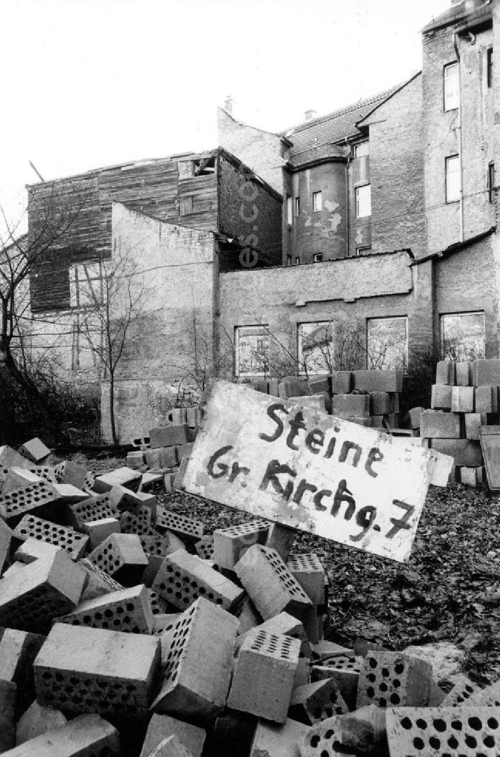 GDR photo archive: Weimar - Sanierungsbedürftiges Altbauviertel. Blick über einen Steinhaufen auf einen sanierungsbedürftigen Altbau.