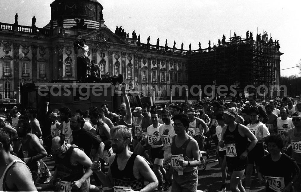 GDR picture archive: Potsdam - Teilnehmer / Läufer beim Sanssouci Lauf.