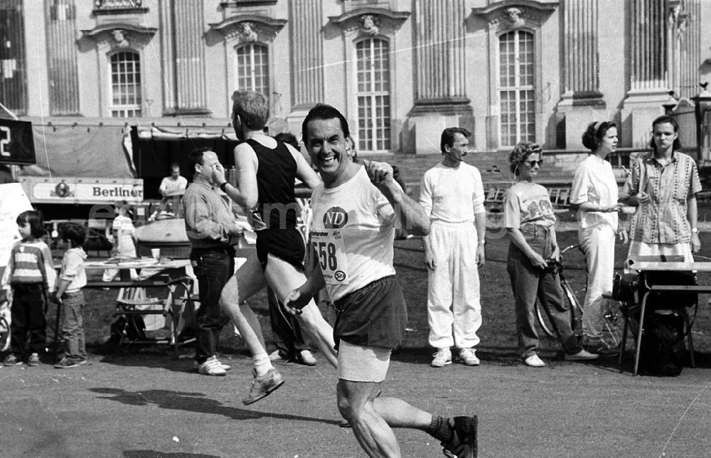 GDR picture archive: Potsdam - Teilnehmer / Läufer beim Sanssouci Lauf.