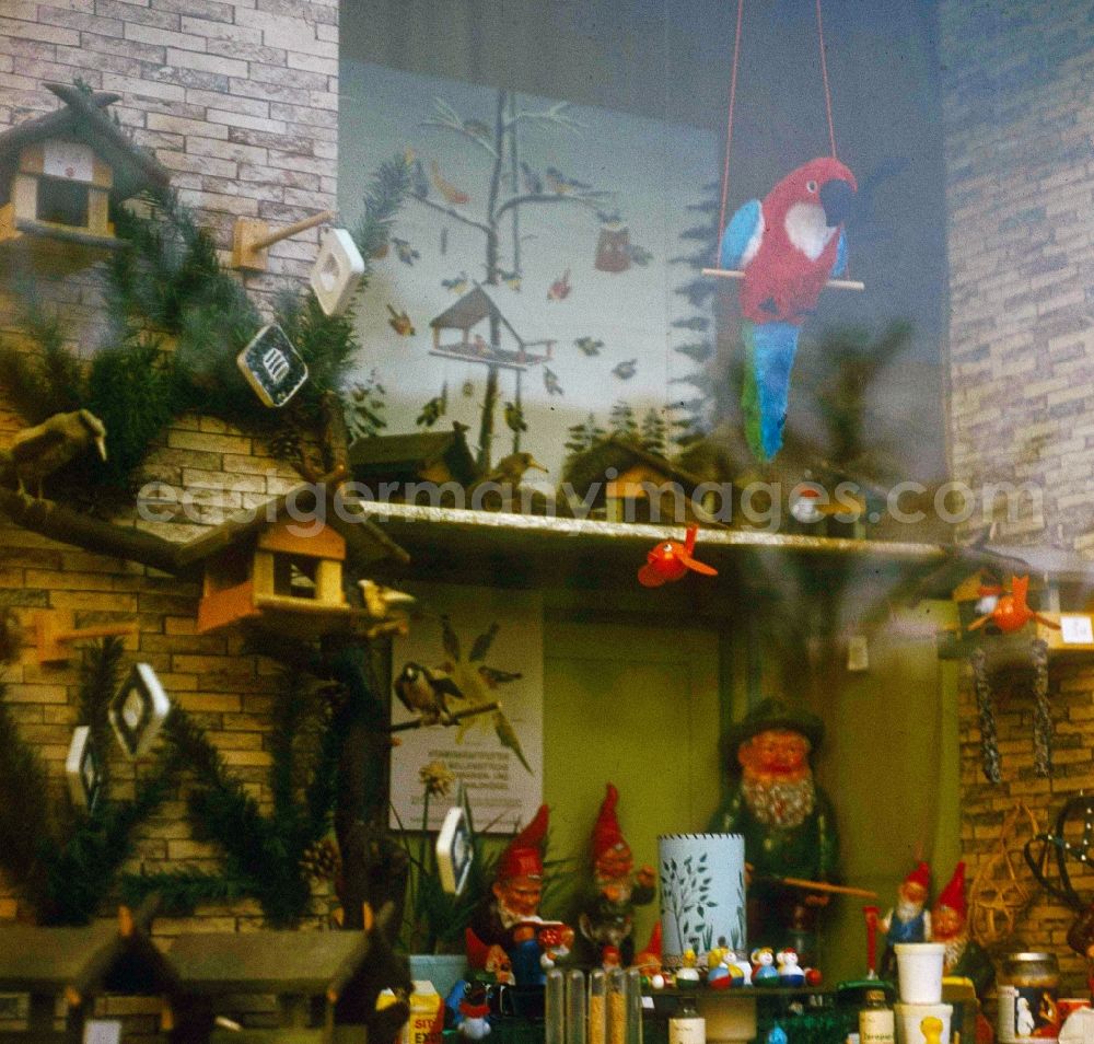 GDR picture archive: Berlin - Shop-window display of a zoo action in Berlin, the former capital of the GDR, German democratic republic