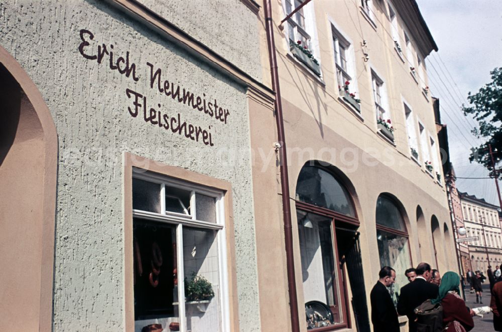 GDR photo archive: Bad Lobenstein - House facades with shop windows in Bad Lobenstein, Thuringia in the area of the former GDR, German Democratic Republic