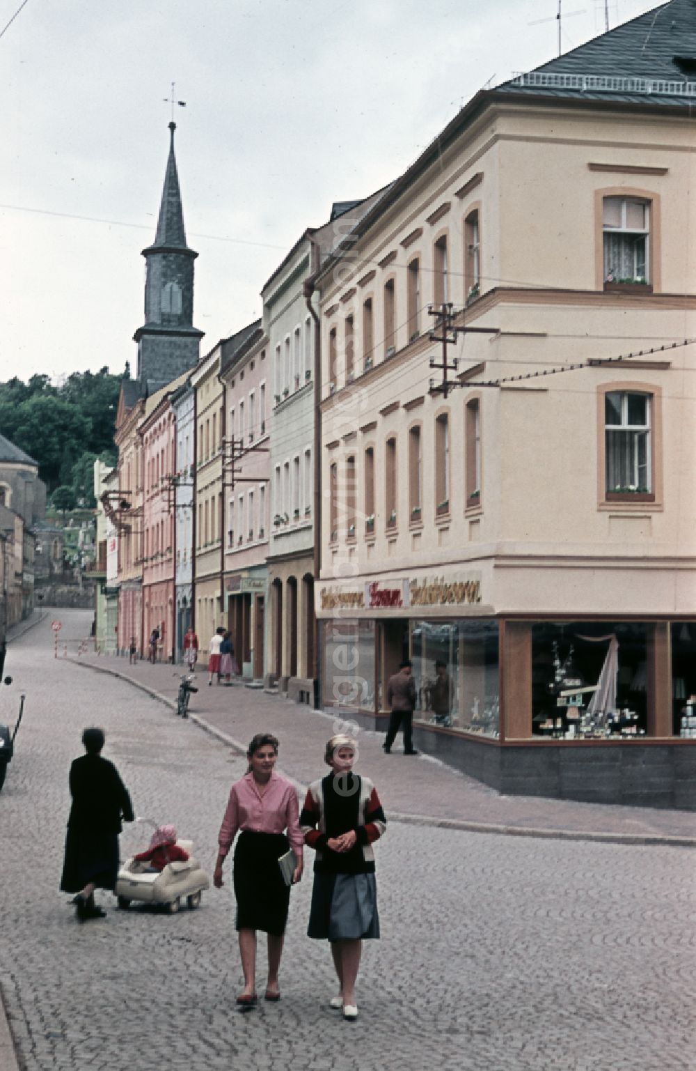 GDR photo archive: Bad Lobenstein - House facades with shop windows in Bad Lobenstein, Thuringia in the area of the former GDR, German Democratic Republic