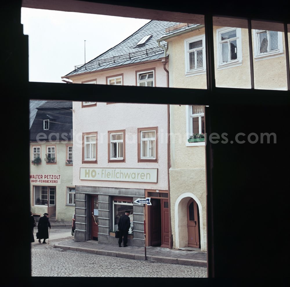 GDR picture archive: Bad Lobenstein - House facades with shop windows in Bad Lobenstein, Thuringia in the area of the former GDR, German Democratic Republic