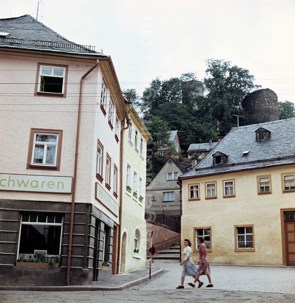 GDR image archive: Bad Lobenstein - House facades with shop windows in Bad Lobenstein, Thuringia in the area of the former GDR, German Democratic Republic