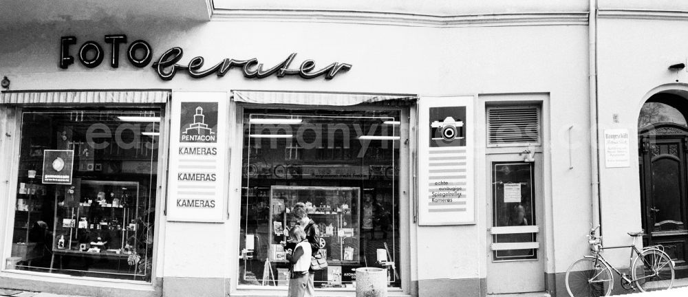 GDR picture archive: Berlin - Shopwindow for for photo accessories cameras and film in the road Schoenhauser Allee in Berlin-Pankow