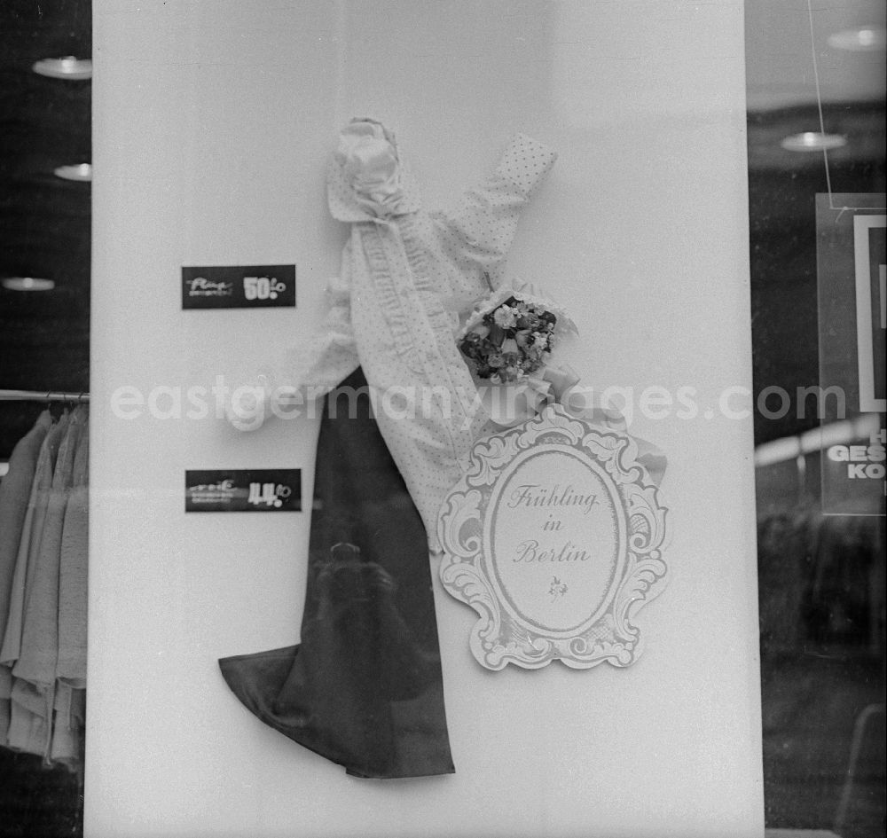 Berlin: Shop window of the Fashion House of Youth on the Gertraudenstrasse in Berlin, the former capital of the GDR, German Democratic Republic
