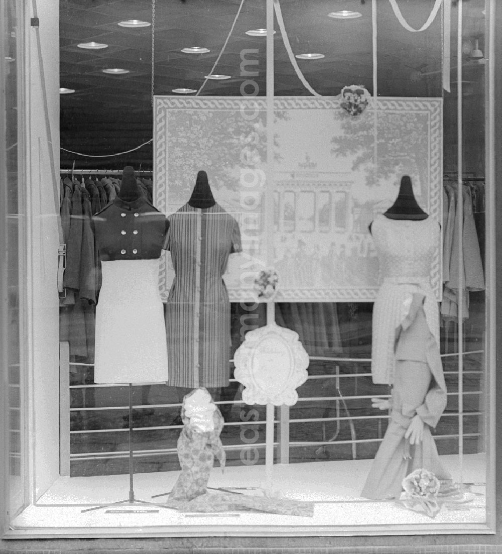 GDR image archive: Berlin - Shop window of the Fashion House of Youth on the Gertraudenstrasse in Berlin, the former capital of the GDR, German Democratic Republic