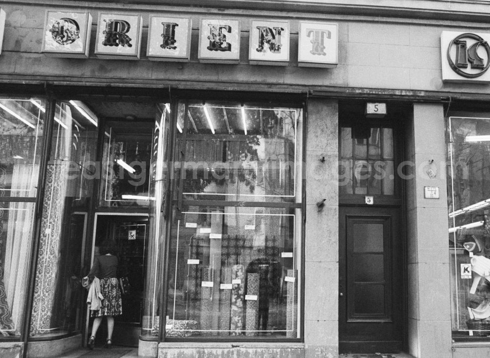 GDR image archive: Berlin - Shopwindow for retail store in the road Ossietzkystrasse in Berlin-Pankow