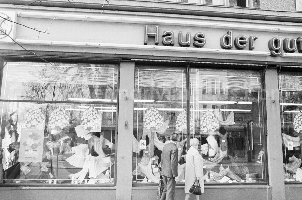 GDR picture archive: Berlin - Shopwindow for retail store in the road Ossietzkystrasse in Berlin-Pankow