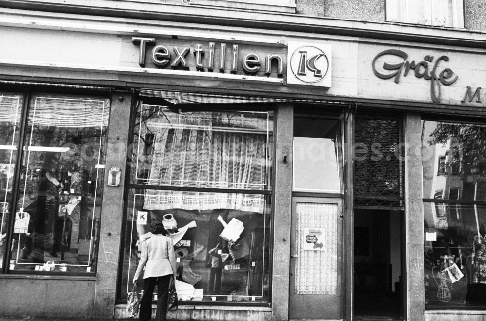 GDR photo archive: Berlin - Shopwindow for retail store in the road Ossietzkystrasse in Berlin-Pankow