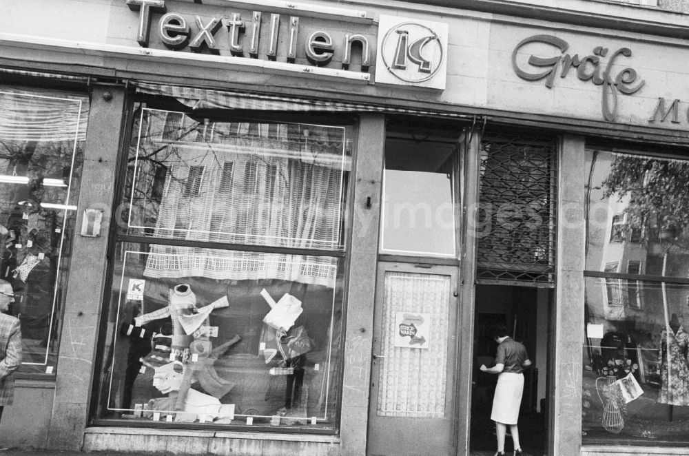 GDR picture archive: Berlin - Shopwindow for retail store in the road Ossietzkystrasse in Berlin-Pankow