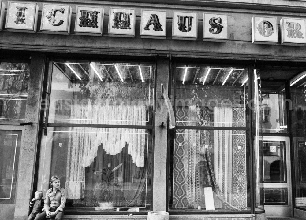 GDR image archive: Berlin - Shopwindow for retail store in the road Ossietzkystrasse in Berlin-Pankow