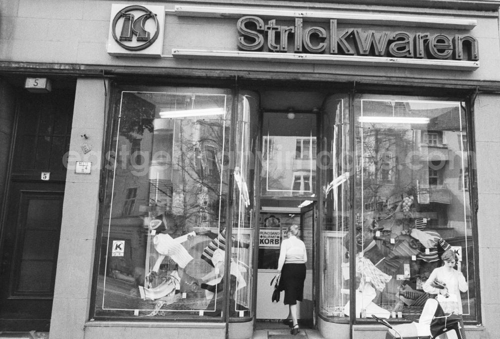 GDR photo archive: Berlin - Shopwindow for retail store in the road Ossietzkystrasse in Berlin-Pankow
