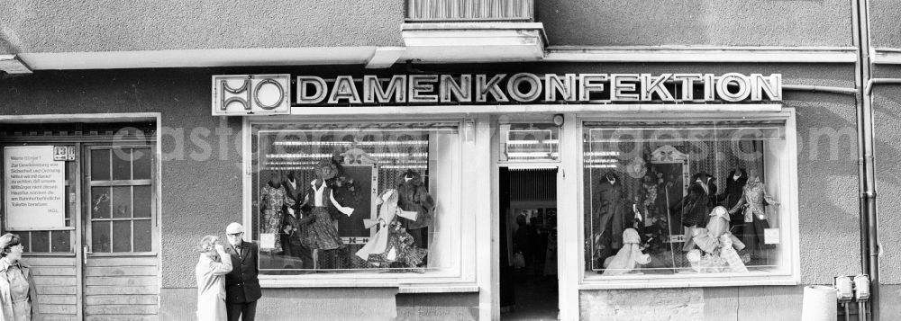 Berlin: Shopwindow for retail store in the road Schoenhauser Allee in Berlin-Pankow