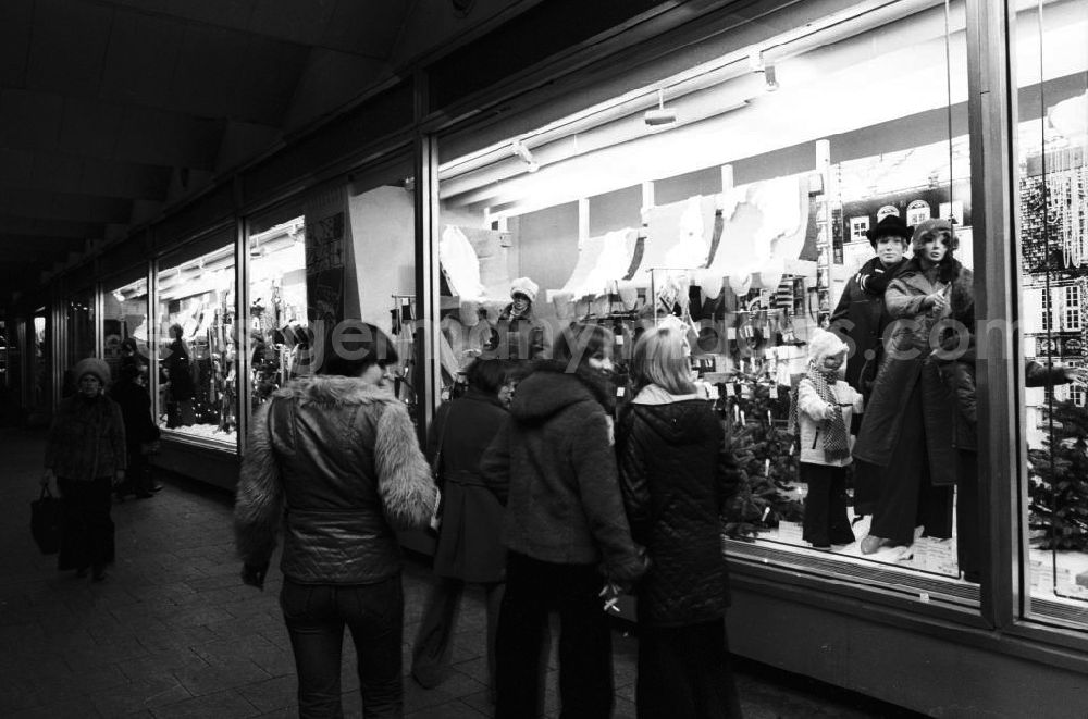 GDR picture archive: Berlin - Passanten stehen am Schaufenster mit der weihnachtlichen Schaufensterdekoration vom CENTRUM Warenhaus am Alexanderplatz in Berlin-Mitte.