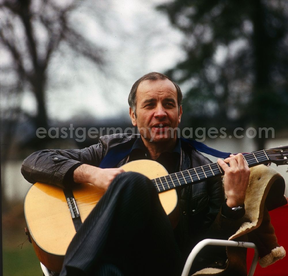 GDR picture archive: Berlin - Actor Armin Mueller-Stahl in the guitar playing on the banks of the Dahme River in Berlin - Koepenick