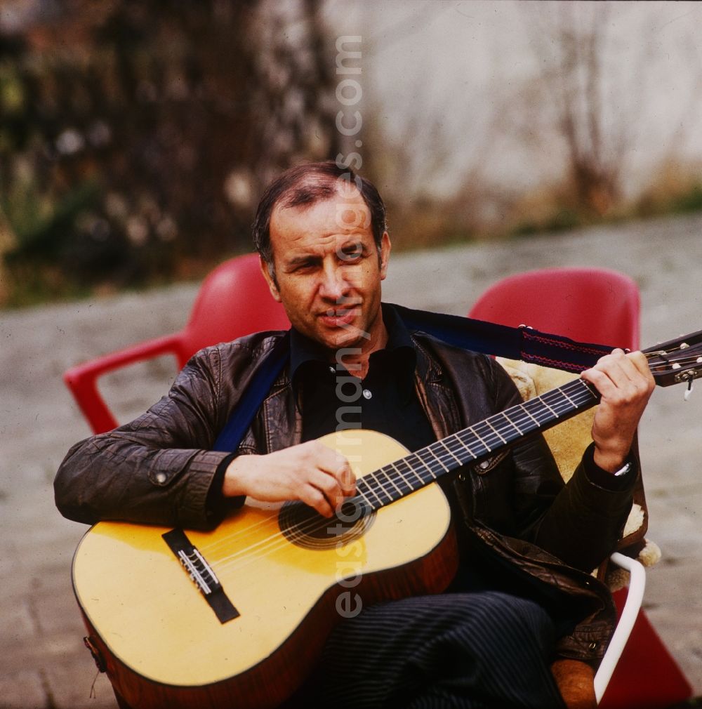 GDR image archive: Berlin - Actor Armin Mueller-Stahl in the guitar playing on the banks of the Dahme River in Berlin - Koepenick