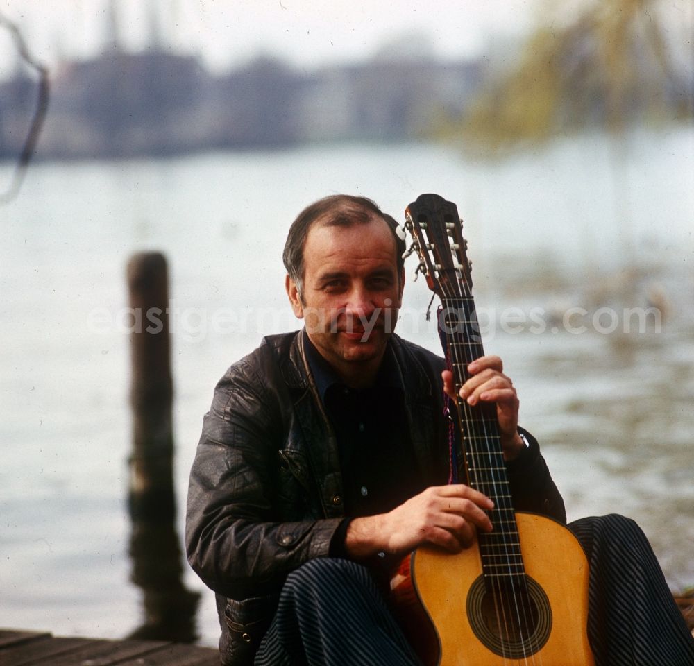 Berlin: Actor Armin Mueller-Stahl in the guitar playing on the banks of the Dahme River in Berlin - Koepenick