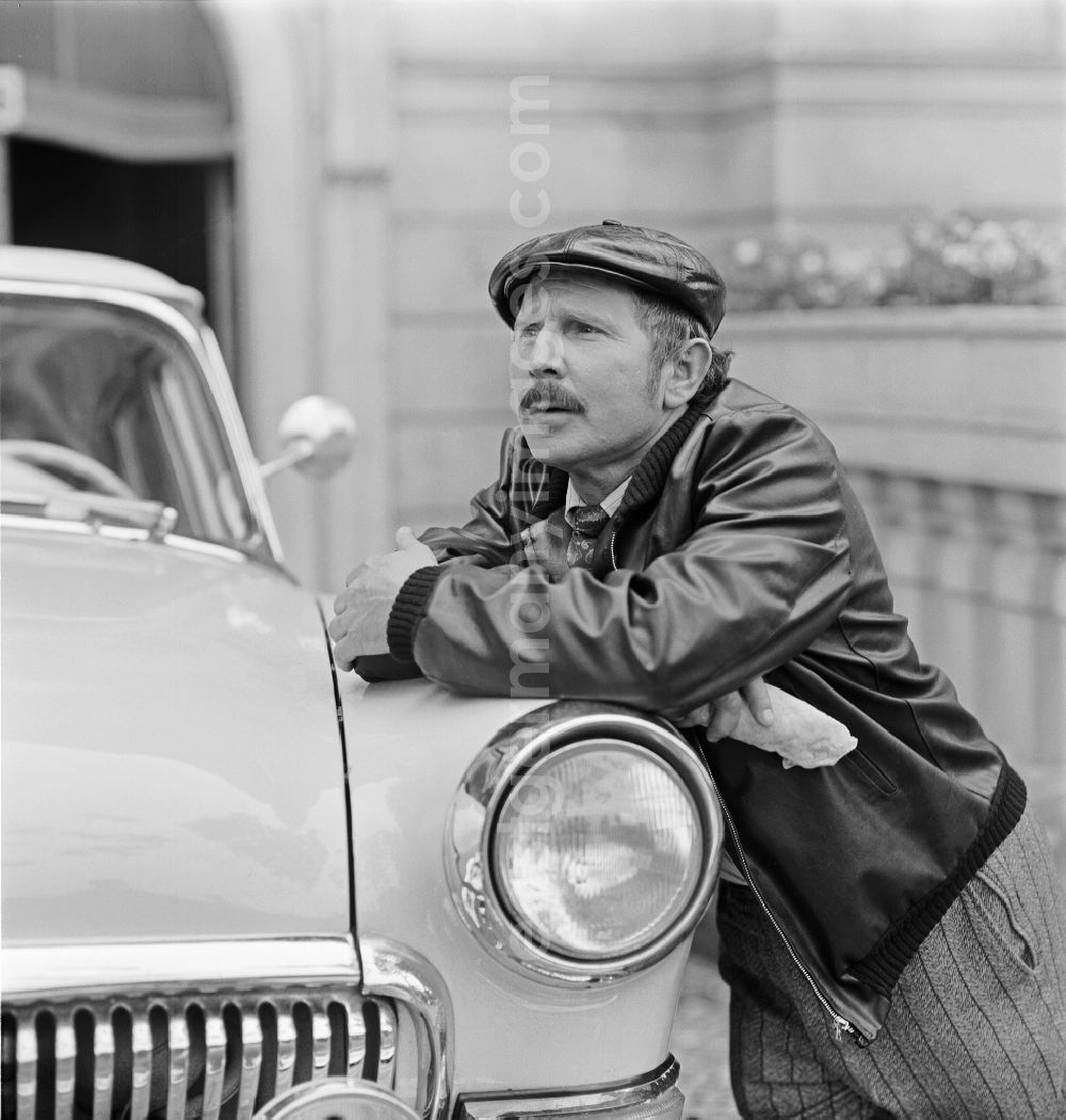 GDR photo archive: Hoppegarten - Actor - Portrait of Fred Delmare on a GAZ M-21 Volga car during the shooting of the DEFA film: The man who came after grandma in Hoppegarten, Brandenburg in the area of ??the former GDR, German Democratic Republic
