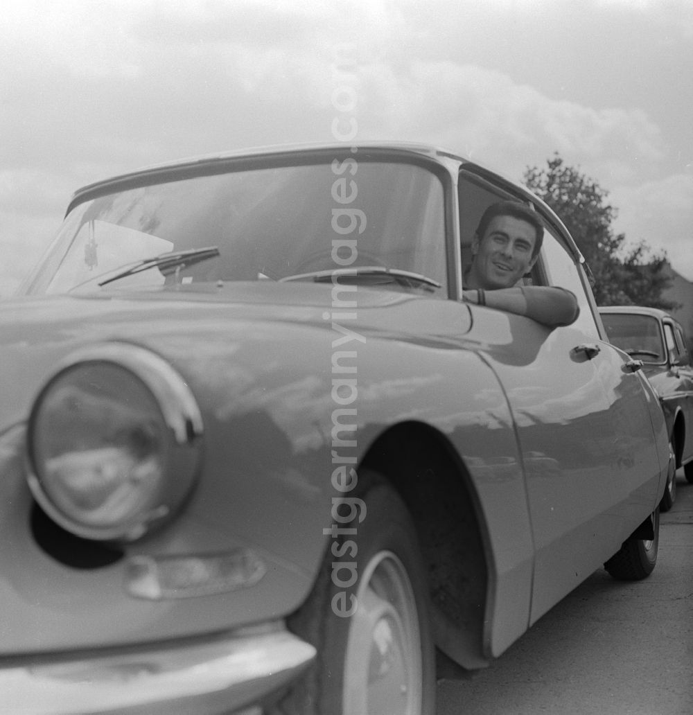 GDR image archive: Berlin - Actor - portrait Gojko Mitic with car Citroën in Berlin, the former capital of the GDR, German Democratic Republic