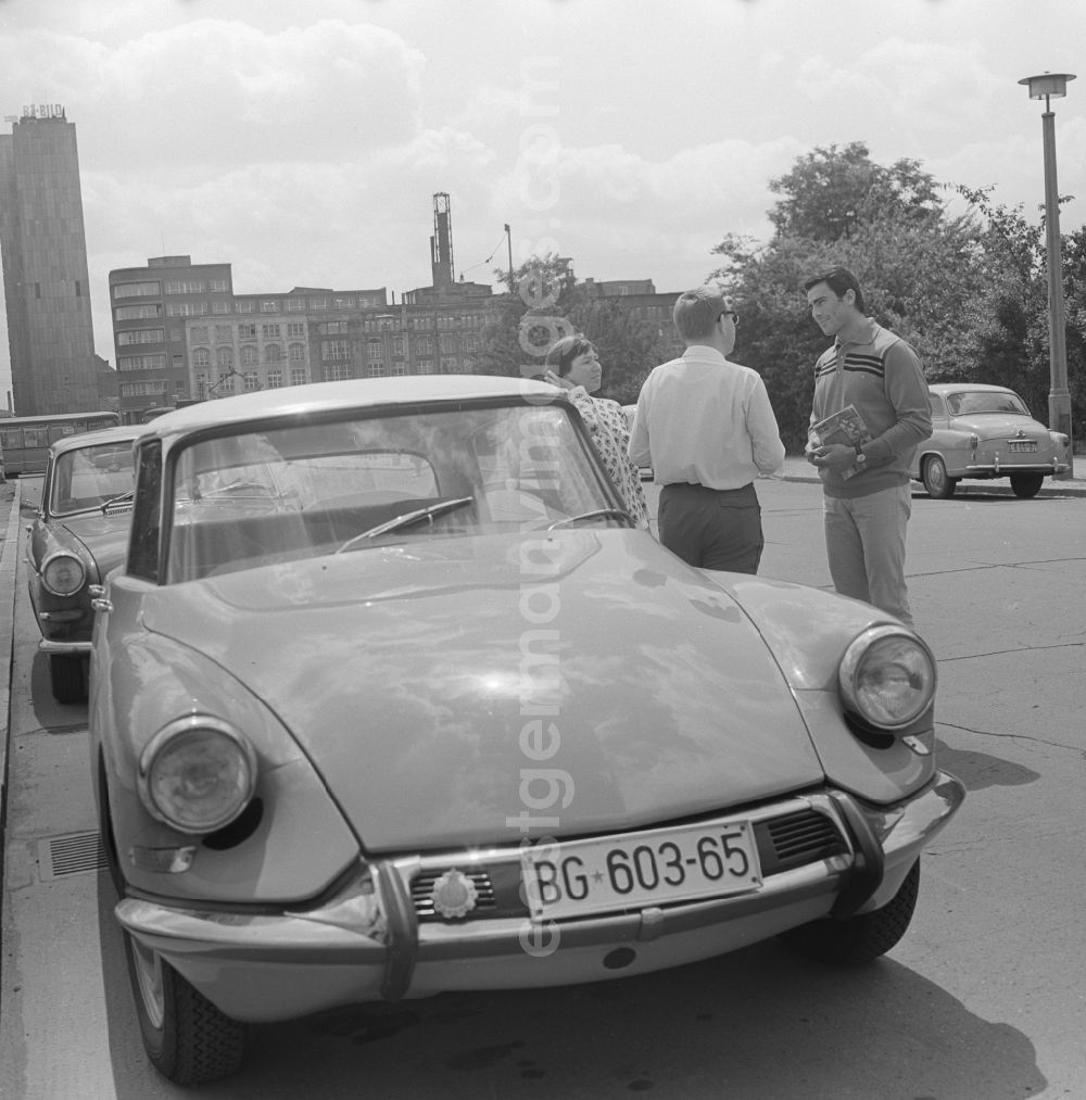 GDR picture archive: Berlin - Actor - portrait Gojko Mitic with car Citroën in Berlin, the former capital of the GDR, German Democratic Republic