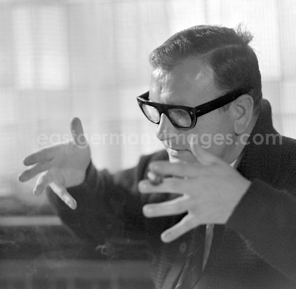 GDR picture archive: Berlin - Actor Guenther Simon in Berlin Eastberlin on the territory of the former GDR, German Democratic Republic