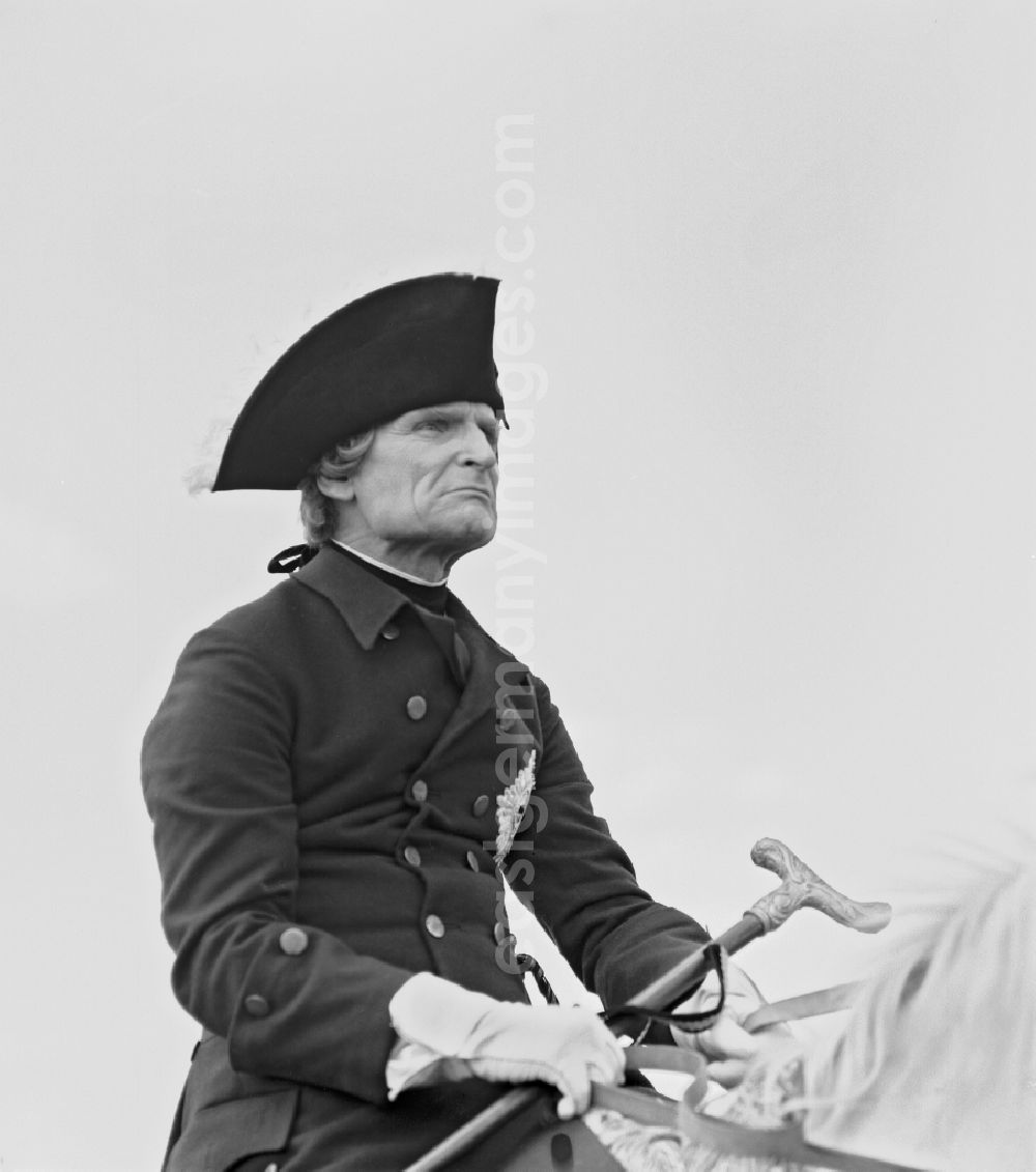GDR picture archive: Kähnsdorf - Actor - portrait Herward Grosse as Frederick the Great during filming of the DEFA film The Stolen Battle on Dorfstrasse in Kaehnsdorf, Brandenburg on the territory of the former GDR, German Democratic Republic