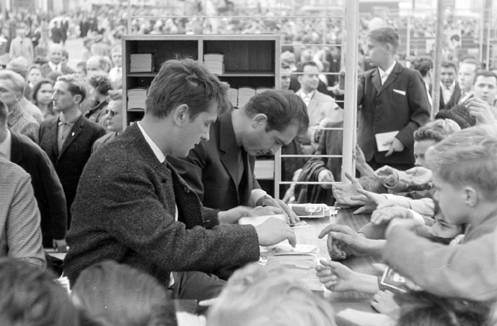 Berlin: Actors - portrait of Otto Mellies and Heiz Behrens during an autograph session on the occasion of the folk festival and parade for the 15th anniversary of the Republic in the Friedrichshain district of Berlin East Berlin on the territory of the former GDR, German Democratic Republic